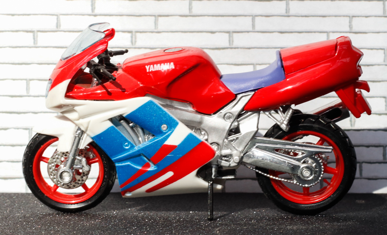 Maisto Yamaha FZR600R